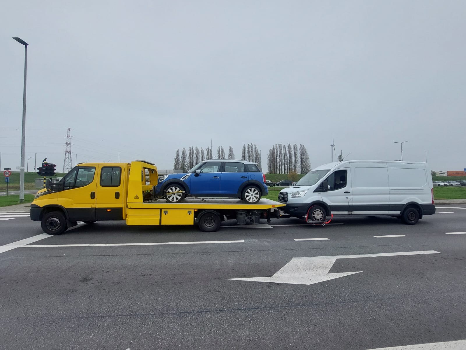Takelwagen onderweg voor pechverhelping in Vlaanderen