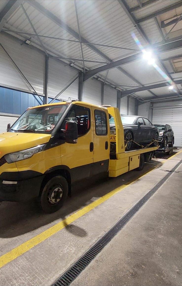 Wagenpark en opslagruimte van Faster takeldienst